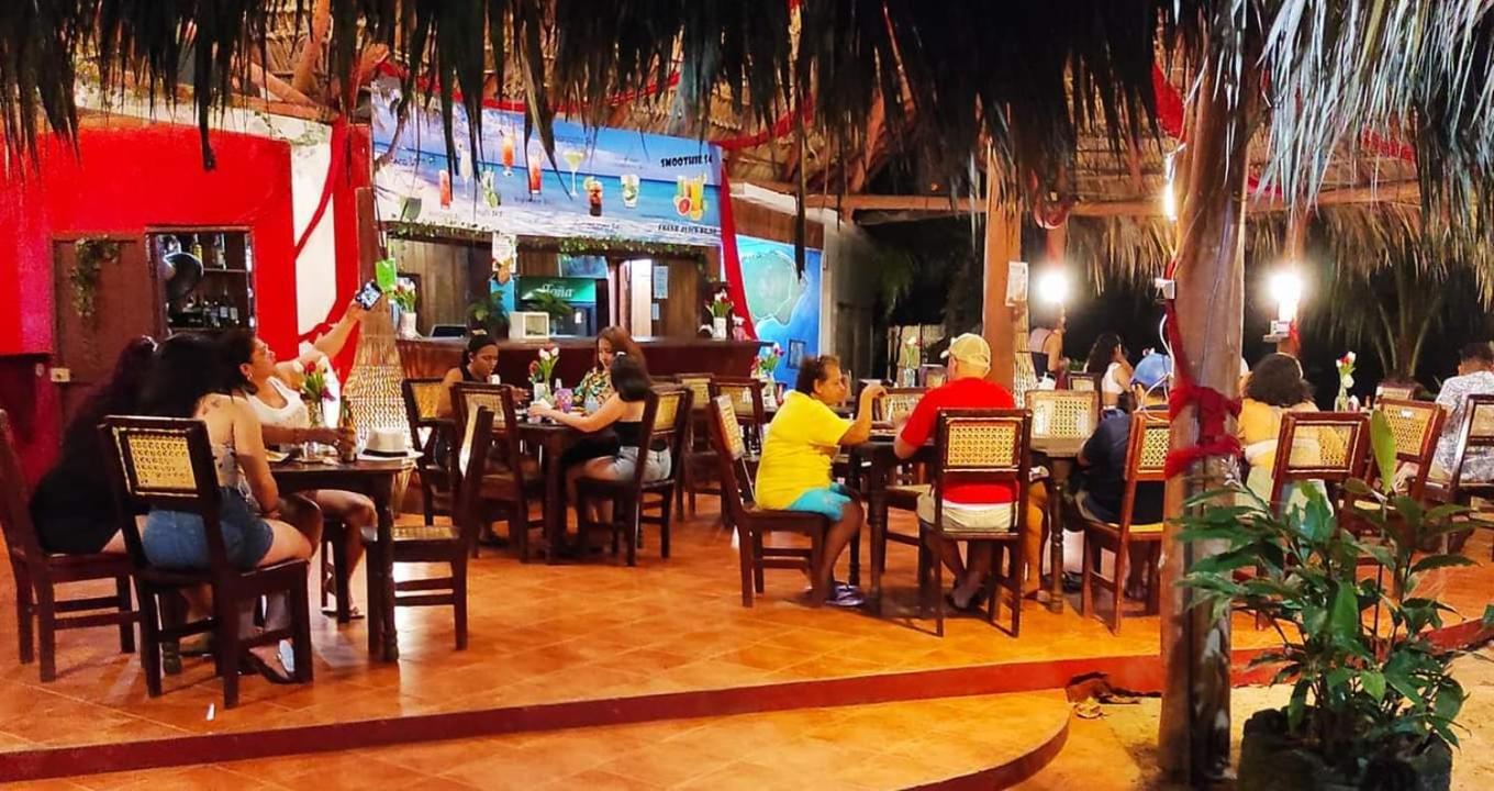 Paraiso Beach Hotel Brig Bay Екстериор снимка