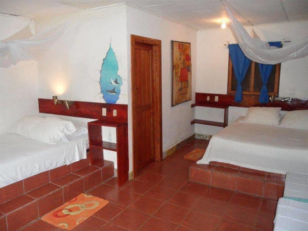 Paraiso Beach Hotel Brig Bay Екстериор снимка