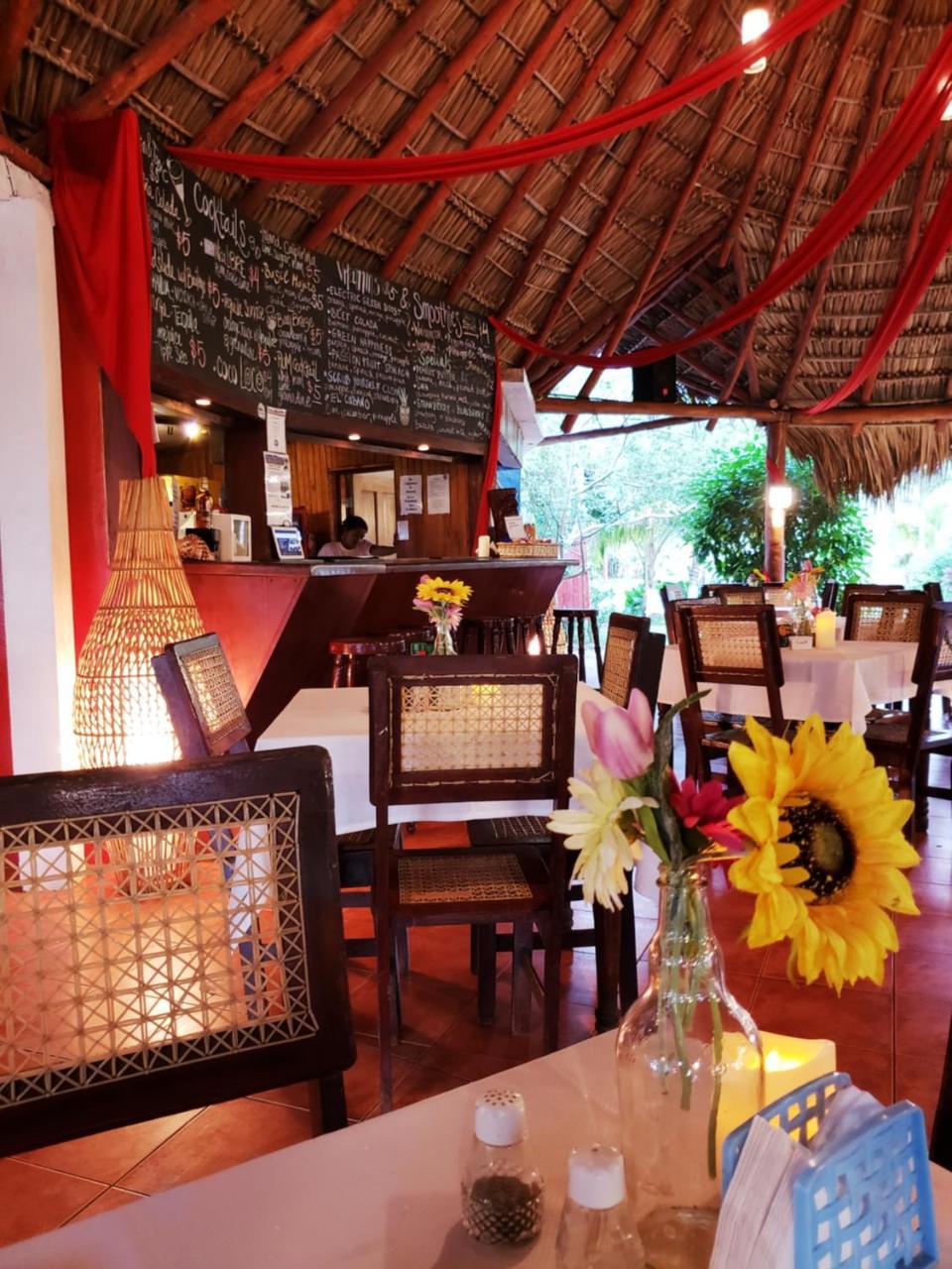 Paraiso Beach Hotel Brig Bay Екстериор снимка